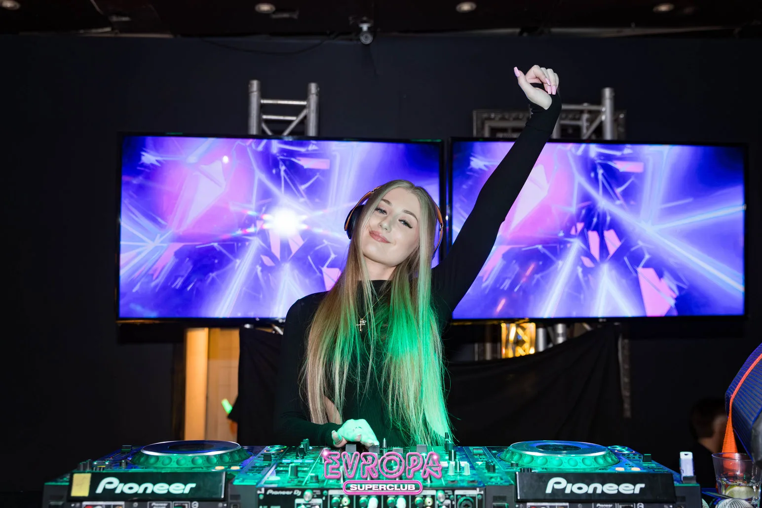 DJ Entertainment mixing live